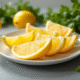 Tranches de carambola sur une assiette blanche lumineuse