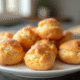 Mini choux au craquelin sur assiette blanche