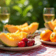 Table de pique-nique estivale avec melon cerises et clémentines