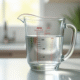 Verre mesure eau de 250 ml sur plan de travail lumineux
